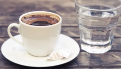 NE SLUŽI ZA PIĆE Da li znate zašto vam konobar uz kafu uvek donese i čašu vode?
