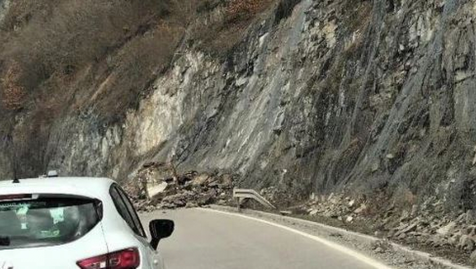 VAŽNO UPOZORENJE ZA SVE VOZAČE Odron na putu Kraljevo-Raška (FOTO)