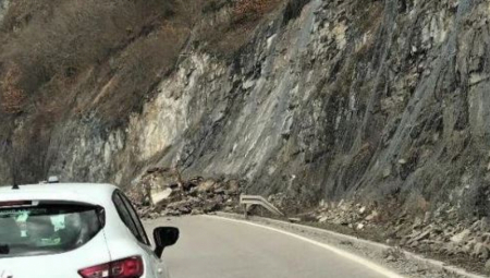 VAŽNO UPOZORENJE ZA SVE VOZAČE Odron na putu Kraljevo-Raška (FOTO)