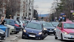 ŽESTOK SUDAR U ČAČKU Od siline udarca, odvalio se točak (FOTO)