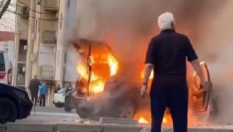 SILOVIT POŽAR PROGUTAO AUTO NA VOŽDOVCU Jezivi snimci s lica mesta, crni dim prekrio nebo! (VIDEO)