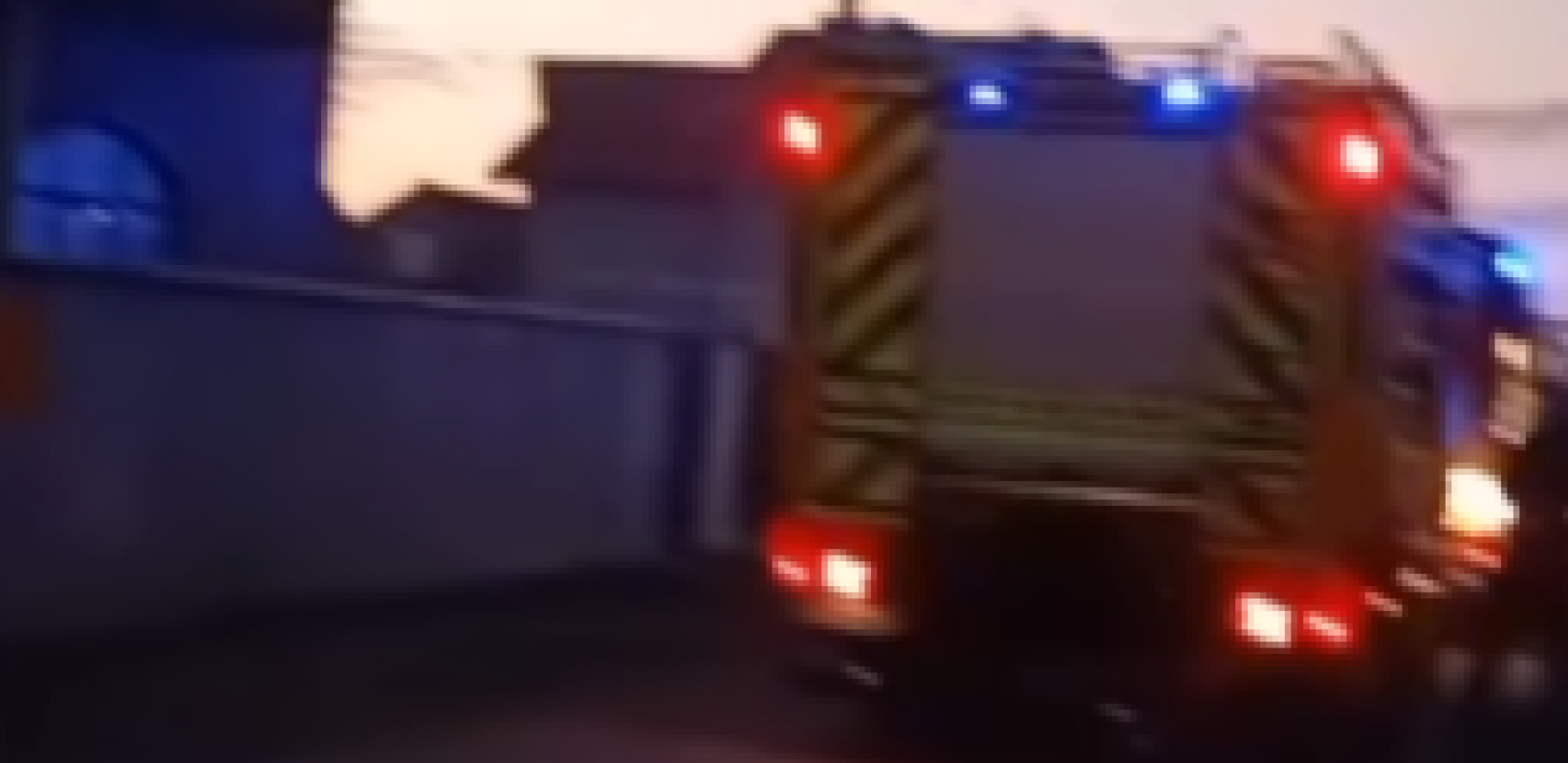 POŽAR! VATROGASCI U AKCIJI U ZVEZDARSKOJ ULICI Crni dim izbija iz kuće, evo šta je i dalje misterija! (VIDEO)