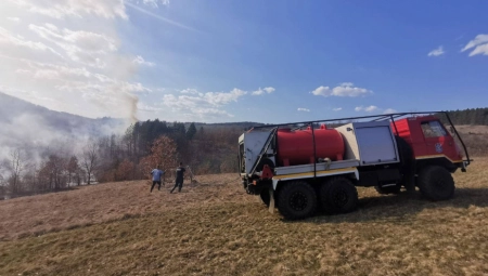 IZGORELO 3 HEKTARA ŠUME Veliki požar kod Ljubovije, jak vetar i nepristupačan teren ometali vatrogasce u gašenju (FOTO)