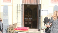 MUK ISPRED HRAMA NA SAHRANI OCA NEBOJŠE GLOGOVCA! Narod pristiže u velikom broju