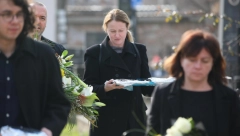 BOLNE SCENE NA SAHRANI MILOVANA GLOGOVCA! Supruga i sin slavnog glumca  slomljeni od bola, u rukama nose bele ruže