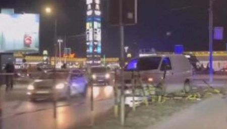 OD SILINE UDARCA STUBOVI IŠČUPANI IZ ZEMLJE Karambol u Nišu, kombijem se zakucao u zaštitnu ogradu (VIDEO)