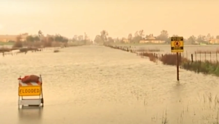 SNAŽNO OLUJNO NEVREME POGODILO KALIFORNIJU Udarili kiša, grad, bez struje ostalo 11.000 ljudi