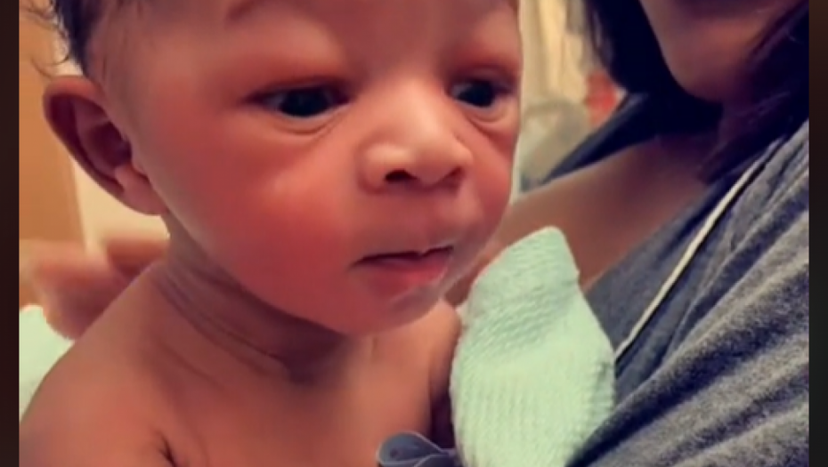 DOKTORI U ČUDU, MAJKA NE MOŽE DA PROGOVORI OD ŠOKA Beba samo devet sati nakon rođenja uradila OVU neverovatnu stvar (VIDEO)