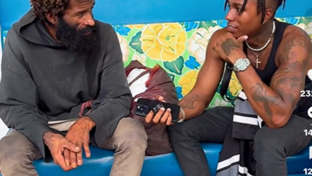 KUPIO MU ČIZBURGER I OBEZBEDIO PRENOĆIŠTE Influenser pomogao beskućniku, pa ga sredio do NEPREPOZNATLJIVOSTI (VIDEO)