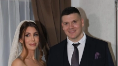 JEDINA FOTKA SLOBINOG I JELENINOG SINA SA VESELJA! Damjan pozira u narodnoj nošnji, a pevačeva poruka će vas rasplakati