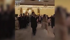 ZAVIRITE NA PROSLAVU SVADBE SLOBE I JELENE Prvi ples izostao, Radanović uzeo mikrofon i zapevao ženi na uvce, emotivni snimak