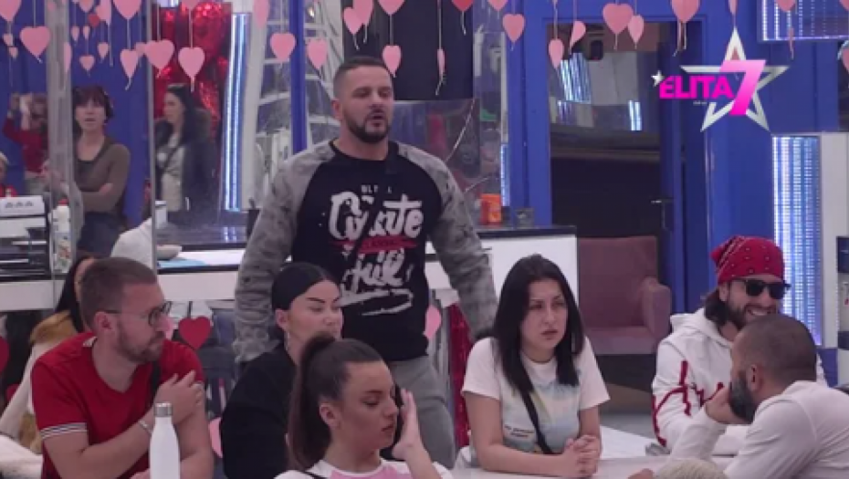 UČESNICI ELITE PRIZNALI DA SU OBMANULI JAVNOST! Lagali narod da su u braku, sve obelodanili u emisiji uživo, cimeri u šoku!