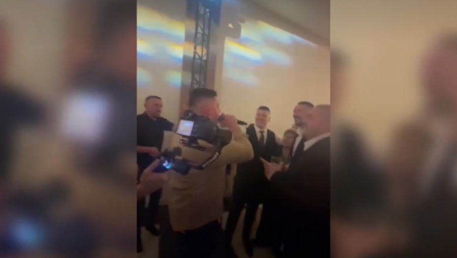 EKSKLUZIVNI SNIMAK SA SVADBE RADANOVIĆA! Sloba grli majku i kuma, pao u sevdah, a hteo je baš njega na slavlju!!
