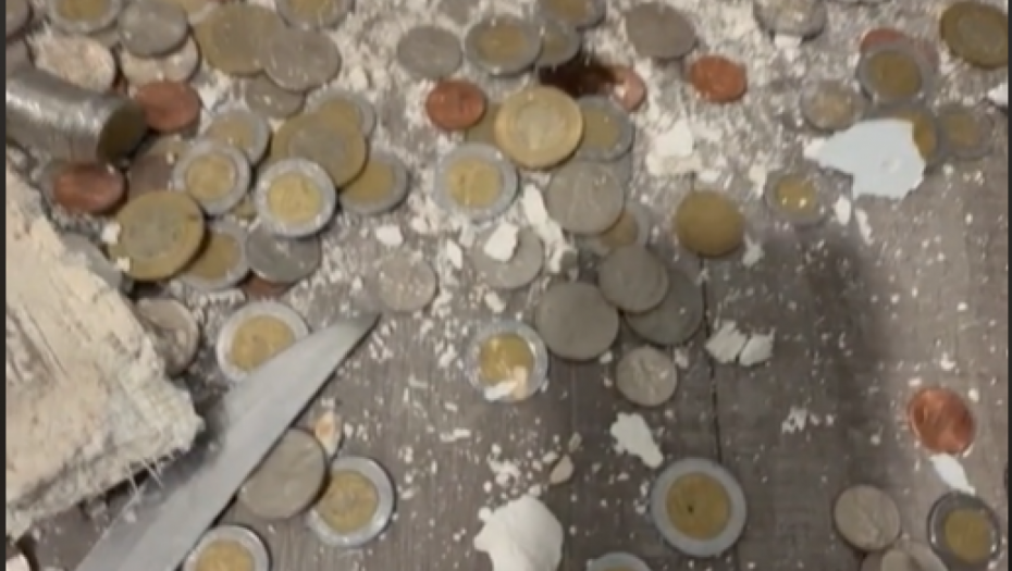 DA LI JE OVO MOGUĆE?! Majstor prilikom renoviranja u zidu pronašao PRAVO BLAGO (VIDEO)