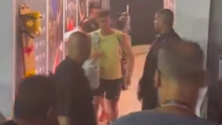 KARLITOS SE HVATA ZA GLAVU Alkaraz snimljen kako jedva hoda, morali su da ga voze (VIDEO)