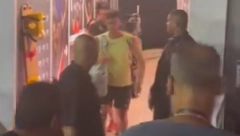 KARLITOS SE HVATA ZA GLAVU Alkaraz snimljen kako jedva hoda, morali su da ga voze (VIDEO)