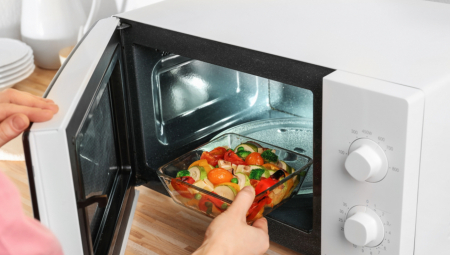 NIKAKO NE IDU U MIKROTALASNU Ova jela i predmeti ne smeju da se podgrevaju u njoj, opasnost je zagarantovana!