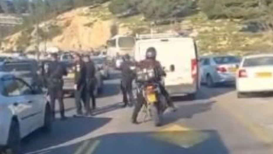 ISPLIVALI PRVI JEZIVI SNIMCI TERORISTIČKOG NAPADA U JERUSALIMU Samo su izašli i počeli da pucaju po automobilima u koloni