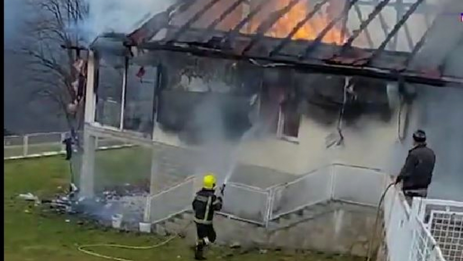 POŽAR U IVANJICI: Buktinja uništila 80% objekta, šteta 20.000 evra (VIDEO)