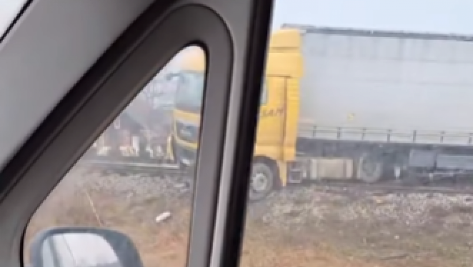 JEZIVA NESREĆA KOD TRSTENIKA, KAMION PREPREČIO ŠINE Zamalo uleteo u kuću! (VIDEO)