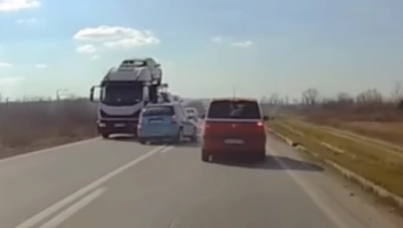 LUDA VOŽNJA NA IBARSKOJ Uleće u "makaze", pretiče, za dlaku izbegnuta tragedija (VIDEO)