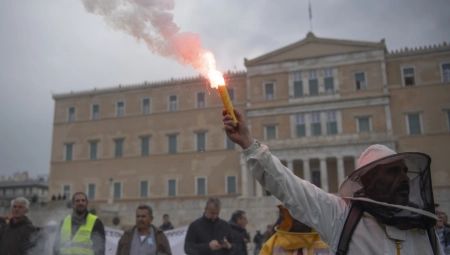 STOTINE DEMONSTRANATA U CENTRU ATINE NA GODIŠNJICI BRODOLOMA, 700 MIGRANATA POGINULO!Držali transparent sa fotografijama svojih najmilijih čija tela NIKAD nisu pronađena!