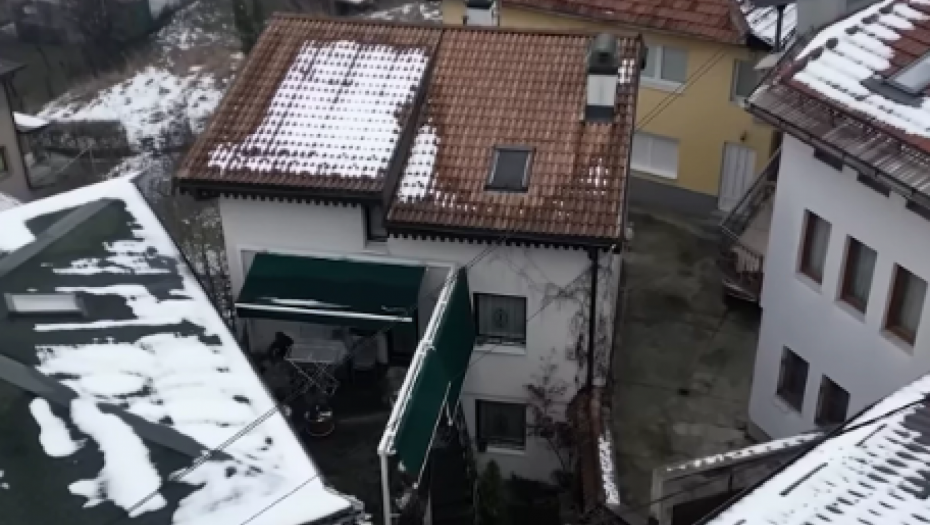 IMA MILIONE, A ŽIVI U SKROMNOJ KUĆI Niko ne veruje da je ovo kuća poznatog pevača!