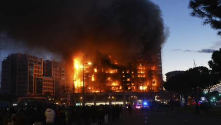 LJUDI PRESKAČU TERASE DA SE SPASU, NAJMANJE 14 POVREĐENO Jezivi snimci požara u Valensiji (FOTO/VIDEO)