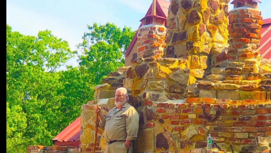DIGAO KUĆU ZA 400 DINARA NA GOMILI ĐUBRETA Onda je postala turistička atrakcija sa pola miliona posetilaca (VIDEO)