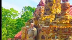 DIGAO KUĆU ZA 400 DINARA NA GOMILI ĐUBRETA Onda je postala turistička atrakcija sa pola miliona posetilaca (VIDEO)