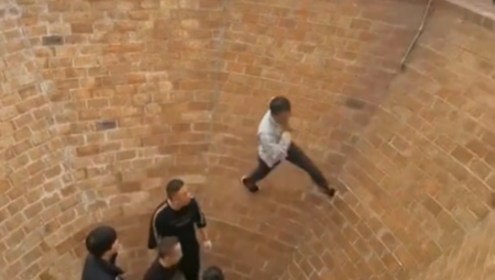 OVO JE PROTIV ZAKONA GRAVITACIJE Ljudi u neverici gledaju kako je ovaj čovek izašao iz rupe (VIDEO)