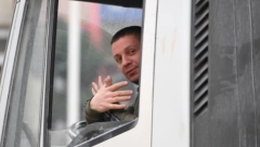NOVA PROVOKACIJA KURTIJEVIH ALBANACA Pokazao dvoglavog orla Srbima u invalidskim kolicima koji na KiM čekaju da podignu novac!