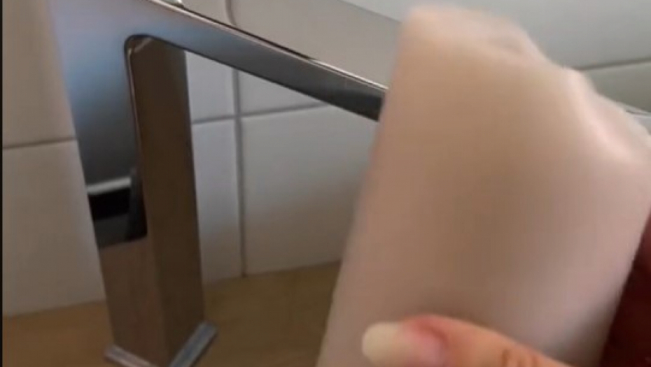 ŽENE ODLEPILE ZA OVIM TIKTOK TRIKOM Uzela sveću i stavila na slavinu, a onda se dogodilo nemoguće (VIDEO)