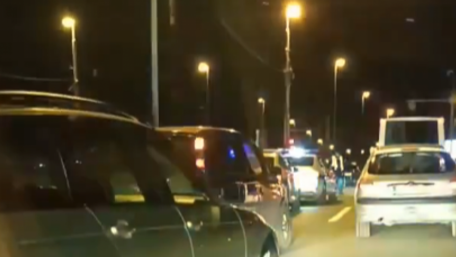 "ČOVEK LEŽI NEPOMIČNO" Jeziva scena na Pančevačkom mostu! (VIDEO)