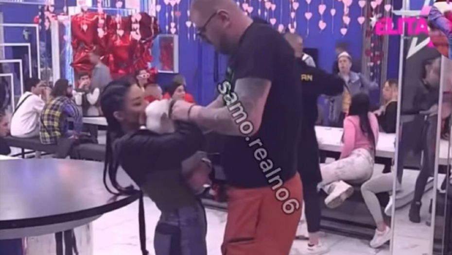 JANJUŠ NATERAO MAJU DA SE SKINE U PROGRAMU UŽIVO Haos u emisiji, voditelj nije znao kako da reaguje, pokazala javno ovo!