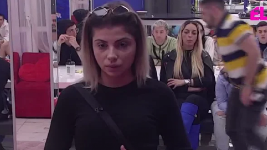 MA ONA JE BUDALA, SVE LAŽE Komšije Anđele Šparavalo progovorile o porodici učesnice Elite, evo kakva je bila pre rijalitija