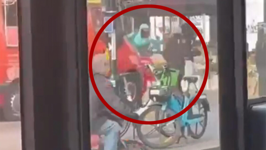 HOROR SCENA NA STANICI Žene vrište od straha - muškarci potegli mačete jedan na drugoga (VIDEO)