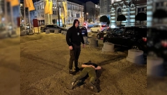 ZBOG POGLEDA U KLUBU, HTEO DA POTEGNE MAČETE NA MOMKA Policijski službenik slučajno naišao i sprečio tragediju