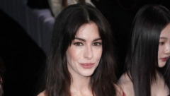 ,,MOŽEŠ LI DA DIŠEŠ?" En Hatavej ni sama ne zna kako se uvukla u ovu haljinu, urnebesan momenat preplavio mreže