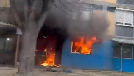 SPASILI ŽIVOTE U ZADNJEM TRENUTKU PA OSTALI BEZ IČEGA U stanu koji je izgoreo u Lazarevcu živela samohrana majka s decom