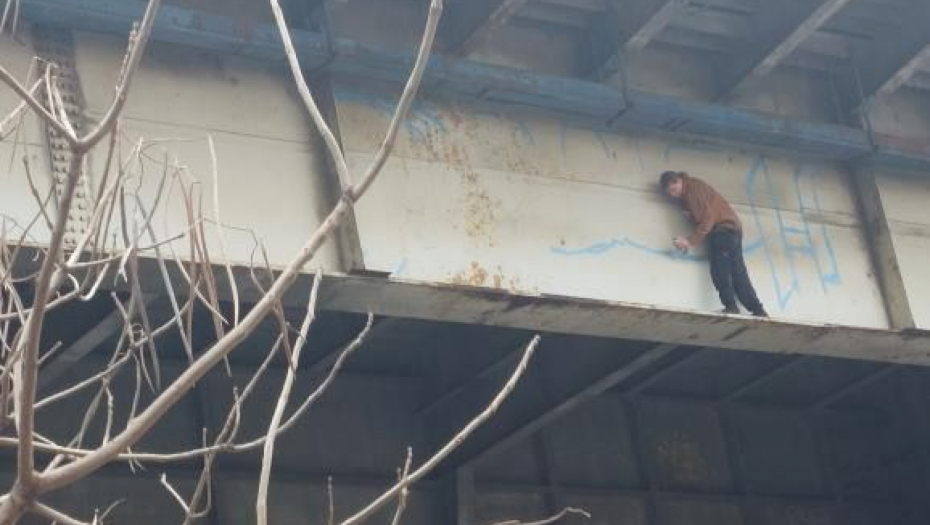 ŠOK PRIZOR NA BRANKOVOM MOSTU ZGRANUO PROLAZNIKE Mladić se igra sa životom - poznata voditeljka sve snimila! (FOTO/VIDEO)