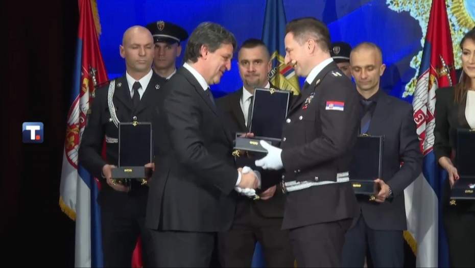 "POLICIJA GARANT BEZBEDNOSTI, UVEK UZ SVOJ NAROD" Ministar Bratislav Gašić na svečanoj akademiji pripadnicima MUP-a uručio prestižna priznanja (VIDEO)