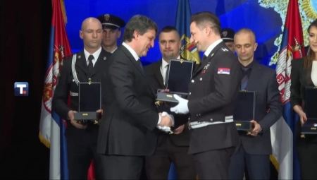 "POLICIJA GARANT BEZBEDNOSTI, UVEK UZ SVOJ NAROD" Ministar Bratislav Gašić na svečanoj akademiji pripadnicima MUP-a uručio prestižna priznanja (VIDEO)