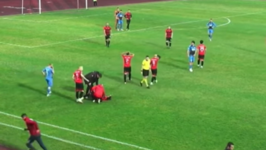 OVO JE STRAŠNO Igrači se hvatali za glavu, dozivali pomoć, a sve zbog STRAŠNE POVREDE kolege (VIDEO)