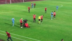OVO JE STRAŠNO Igrači se hvatali za glavu, dozivali pomoć, a sve zbog STRAŠNE POVREDE kolege (VIDEO)