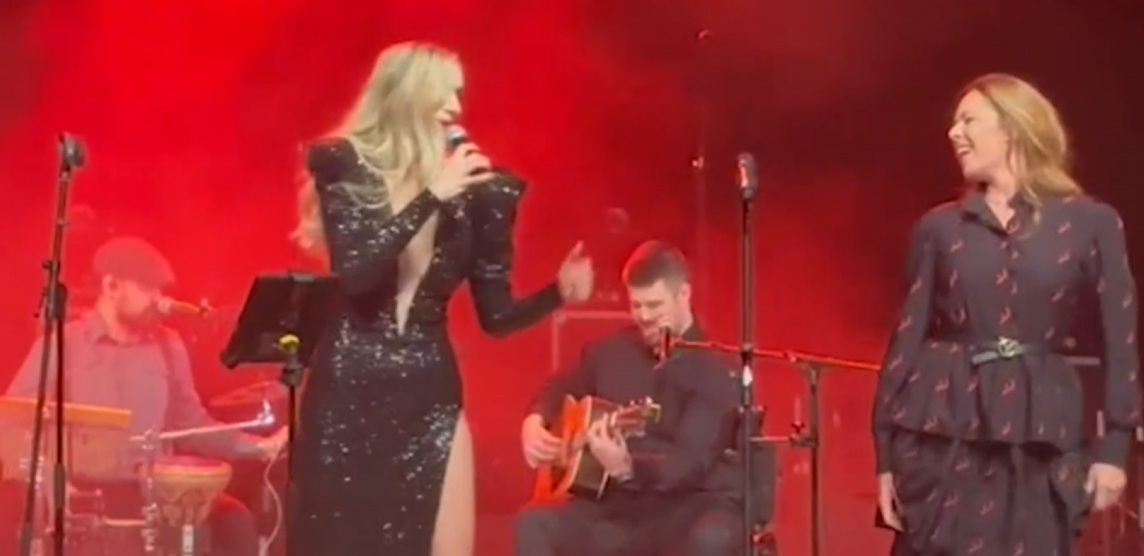 JELENA GAVRILOVIĆ PEVALA U ČAST POKOJNE KOLEGINICE Na sceni joj se pridružila i ova glumica