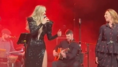 JELENA GAVRILOVIĆ PEVALA U ČAST POKOJNE KOLEGINICE Na sceni joj se pridružila i ova glumica