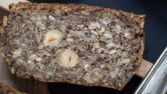 HLEB SA ČIA SEMENKAMA I LANOM Od 3 vrste brašna, biće svež i nekoliko dana, kao izmišljen za savršeno jutro