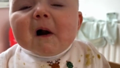 NAJSLAĐA STVAR KOJU ĆETE DANAS VIDETI Beba prvi put proba avokado, izrazi lica koje pravi su PRESMEŠNI (VIDEO)