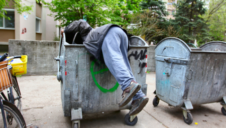 IMA MILIONE, A JEDE HRANU IZ KONTEJNERA Svi su šokirani životom ovog bogataša, evo šta on kaže na to